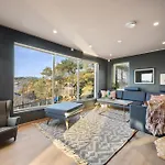 Luxury Seafront With Panoramic Views Вилла *