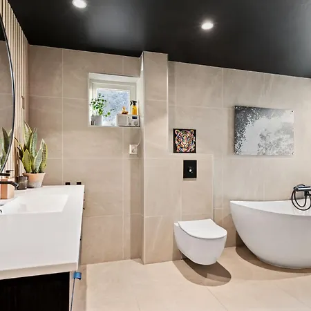 Seafront With Balcony And Panoramic Views Вилла